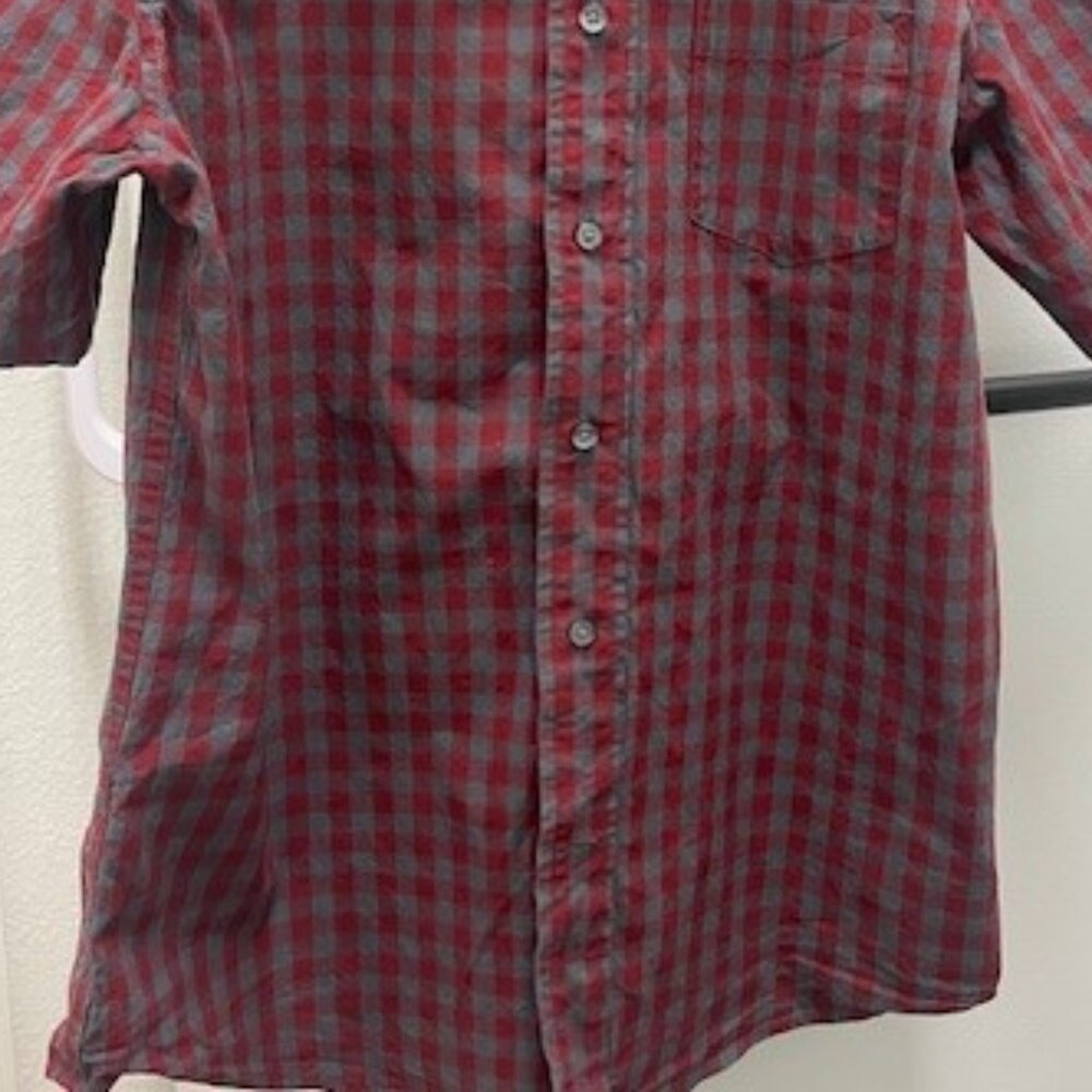 2 Men's Button-Up 95% cotton Shirts with Short Sleeves size Small - Picture 4 of 13
